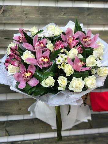 Букет цветов из: Розы и Хризантемы в Черное