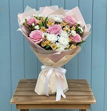 Букет цветов из:  Гвоздики, Орхидеи и Розы в Черное