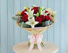 Букет цветов из:  Лилии и Розы в Черное