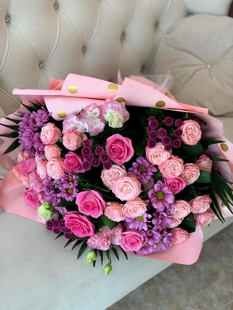 Букет цветов из: Хризантемы, Розы и Лизиантусы в Черное