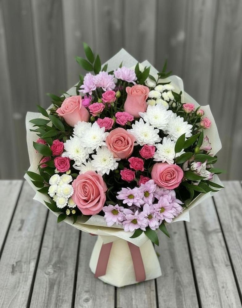 Букет цветов из: Альстромерии, Гвоздики, Розы и Хризантемы в Черное