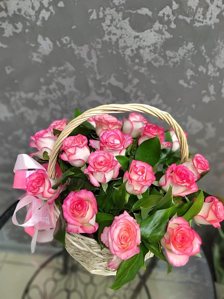 Цветочная композиция из Розы в корзине в Черное