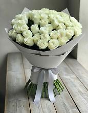 Букет 35 Белых роз в Черное