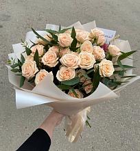 Букет Кремовые розы Латте в Черное
