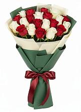Букет Микс из красных и белых роз в Черное
