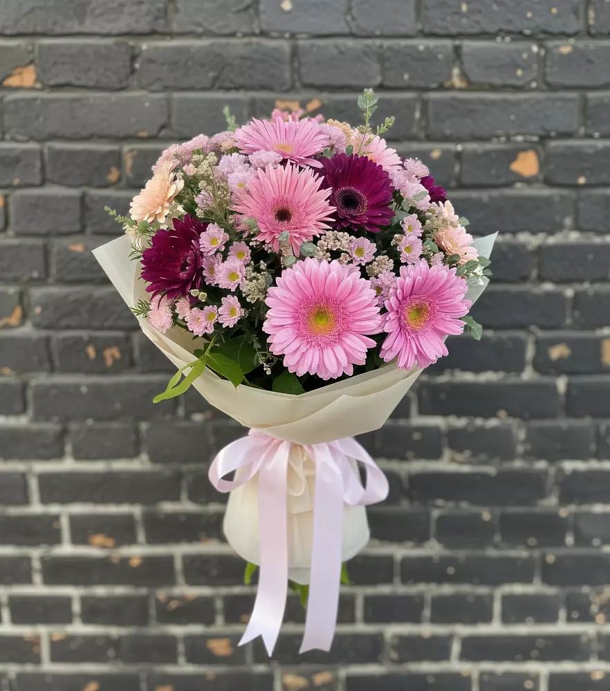 Букет цветов из: Герберы и Хризантемы в Черное