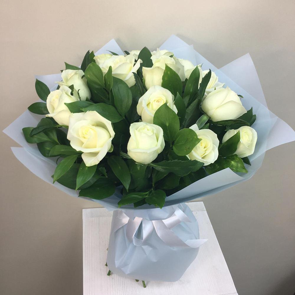 Букет 15 Белых роз Проуд в Черное