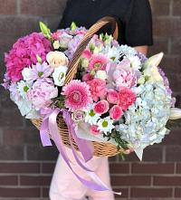Композиция солнечный день в Черное Цветочная композиция из Розы, Хризантемы, Пионы и Лизиантусы в корзине в Черное