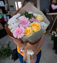 Букет цветов из:  Герберы, Розы и Хризантемы в Черное