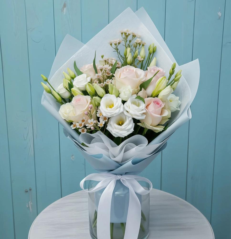 Букет цветов из: Розы и Лизиантусы в Черное