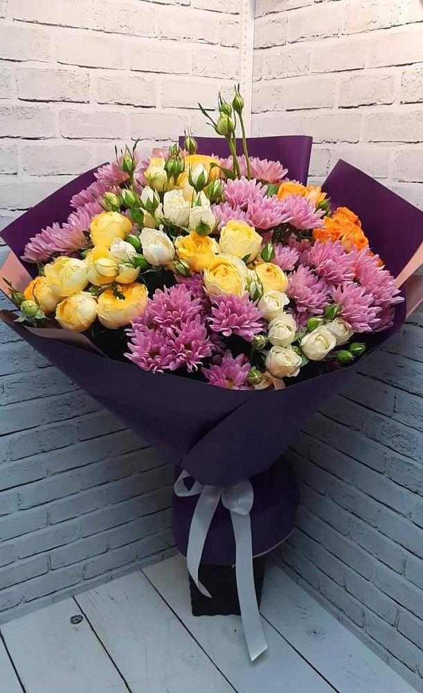 Букет цветов из: Хризантемы и Розы в Черное