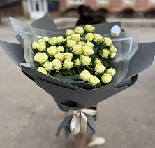 Букет Белые кустовые розы Солинеро в Черное