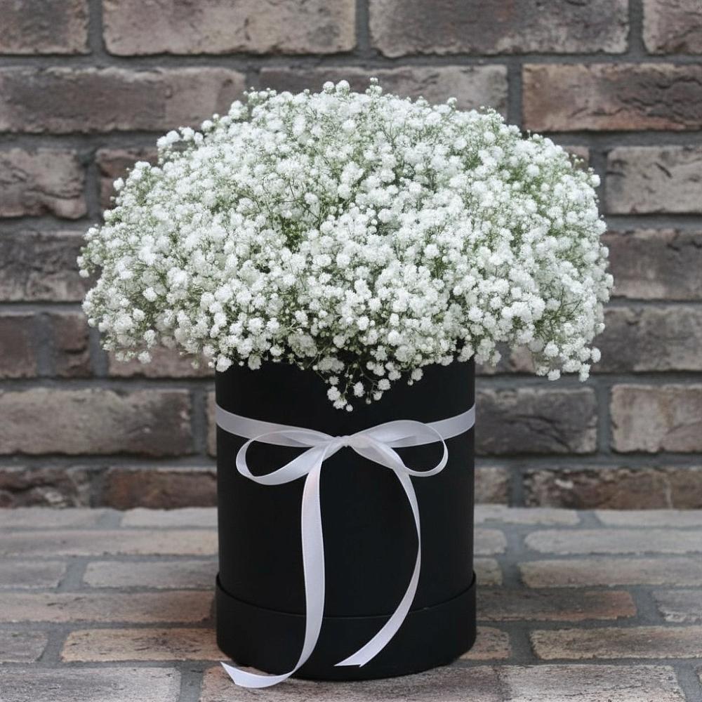 Цветочная композиция из Гипсофила в шляпной коробке в Черное