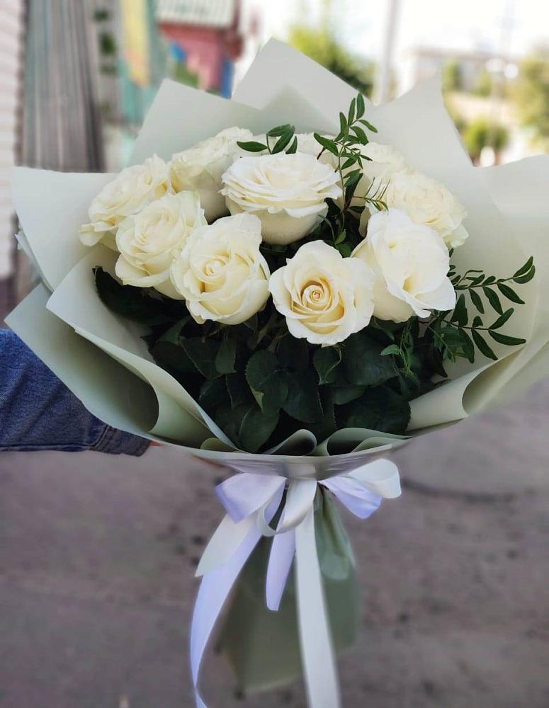 Букет Белые розы Проуд в Черное