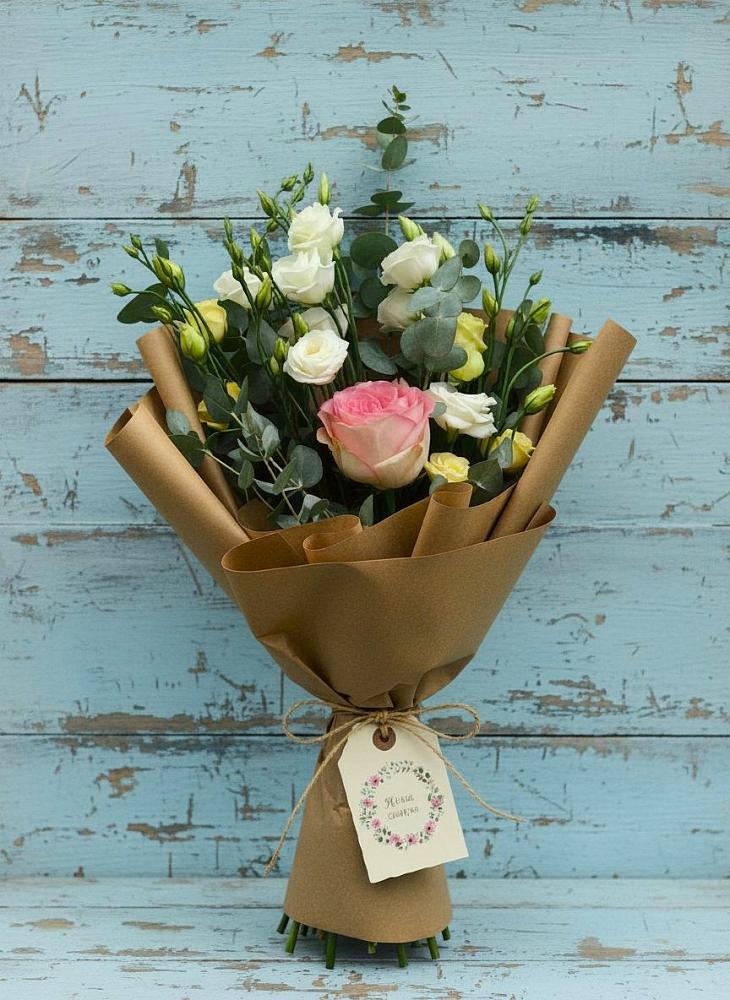 Букет цветов из: Розы и Лизиантусы в Черное