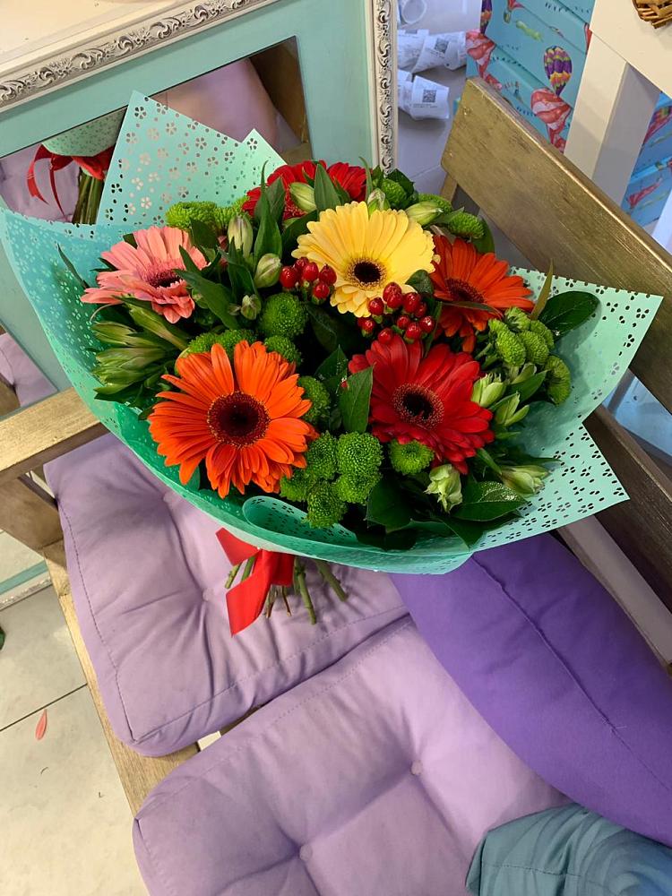 Букет цветов из: Герберы, Хризантемы и Альстромерии в Черное