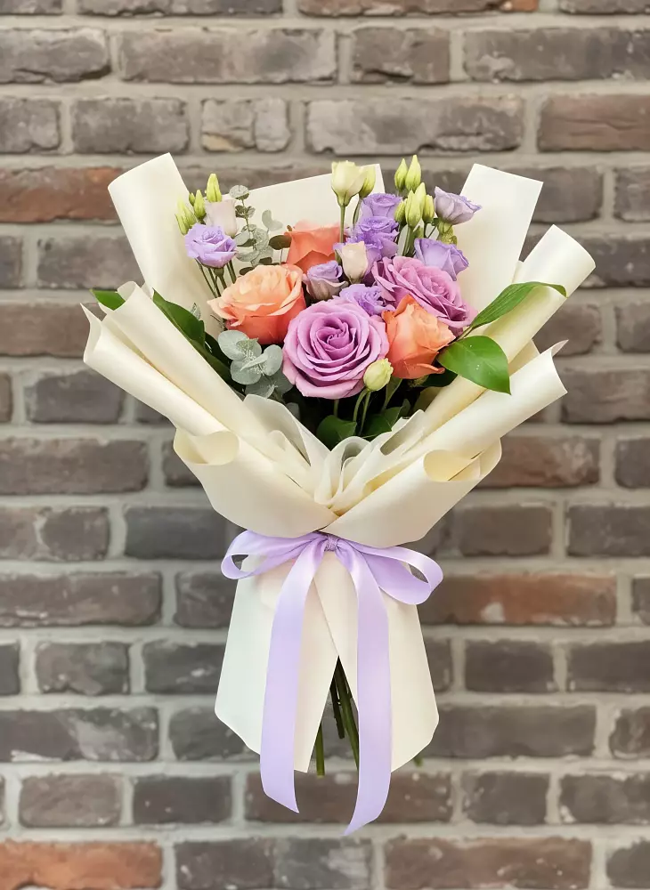 Букет цветов из: Лизиантусы и Розы в Черное