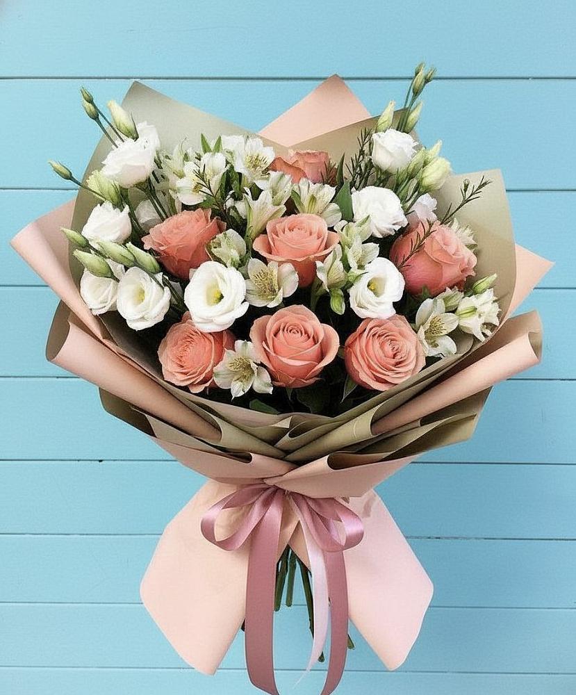 Букет цветов из: Розы, Альстромерии и Лизиантусы в Черное