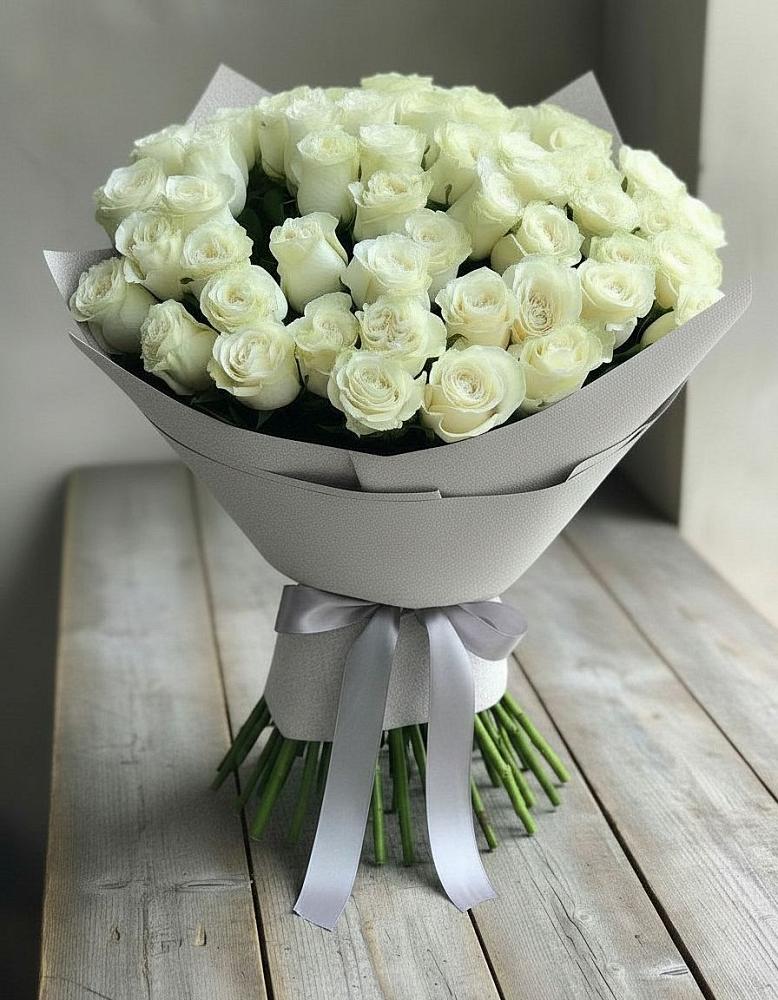Букет 35 Белых роз в Черное