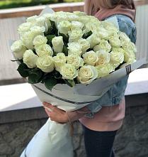 Букет 35 Белых роз в Черное