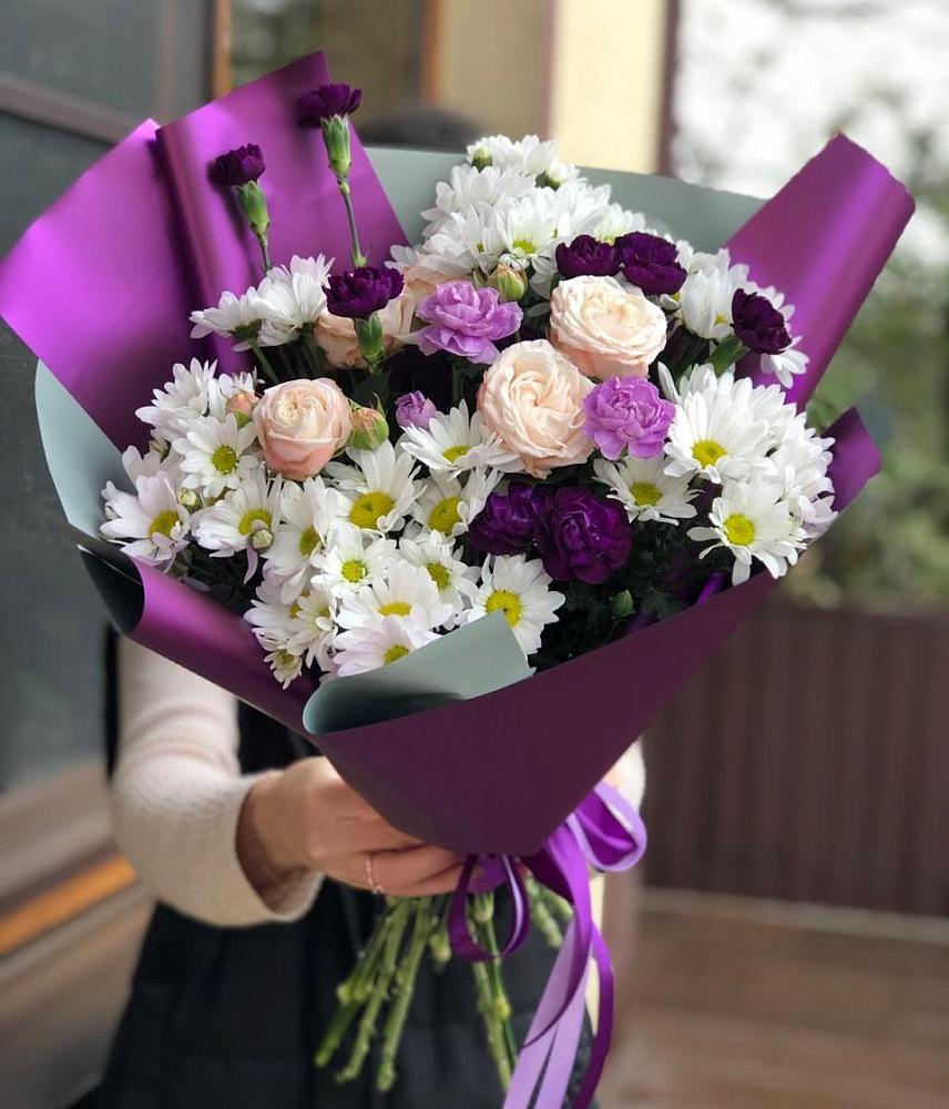 Букет цветов из: Хризантемы, Гвоздики и Розы в Черное