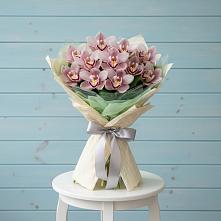 Букет цветов из:  Орхидеи и Розы в Черное