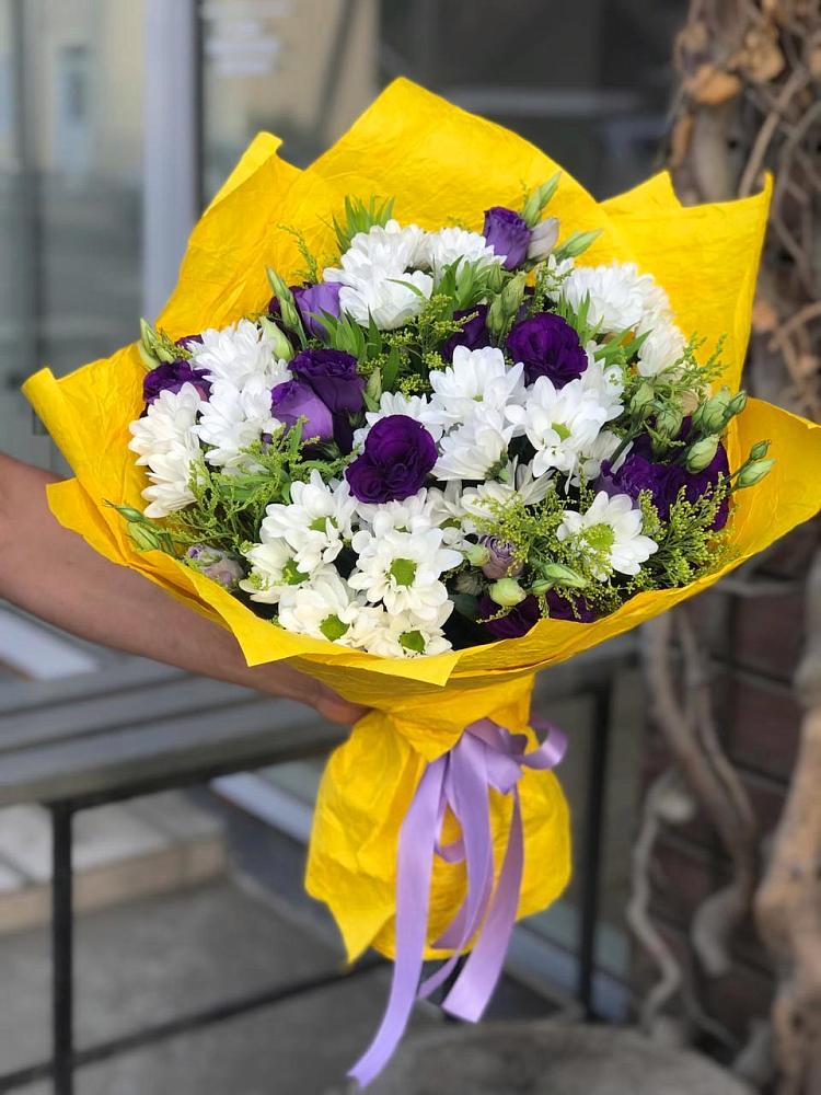 Букет цветов из: Ирисы, Хризантемы и Ромашки в Черное