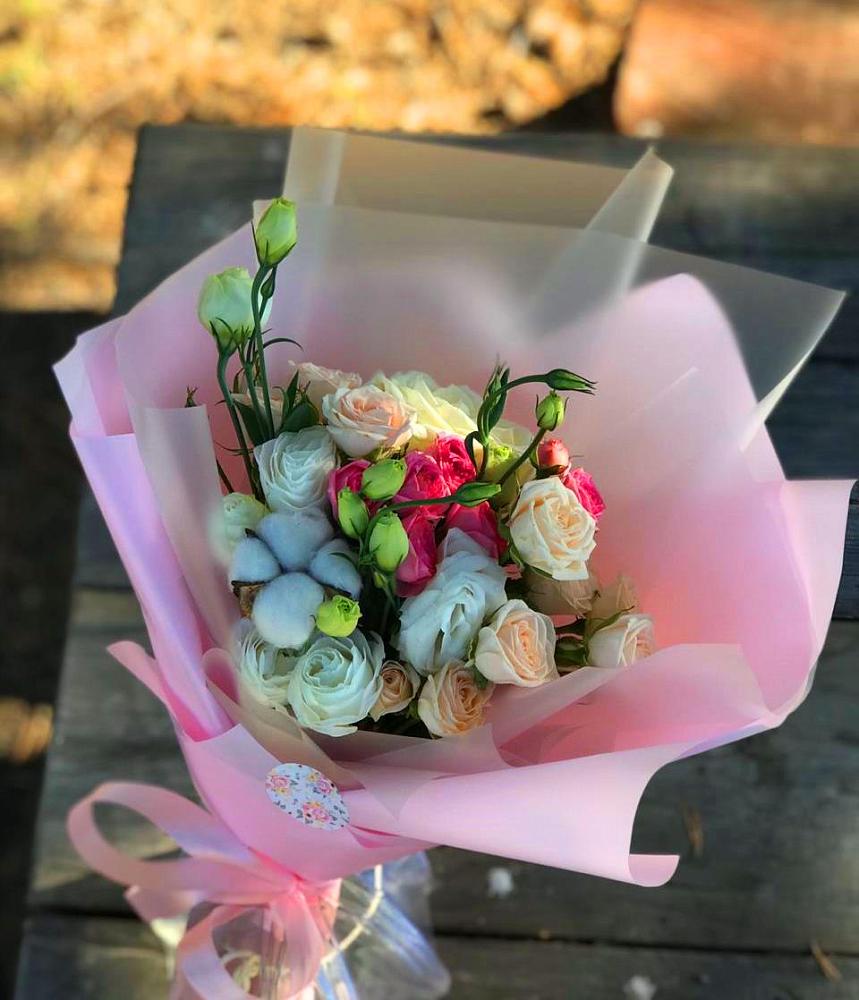 Букет цветов из: Розы и Лизиантусы в Черное