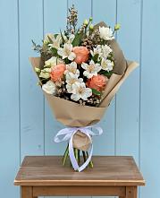 Букет цветов из:  Альстромерии, Лизиантусы, Розы и Хризантемы в Черное