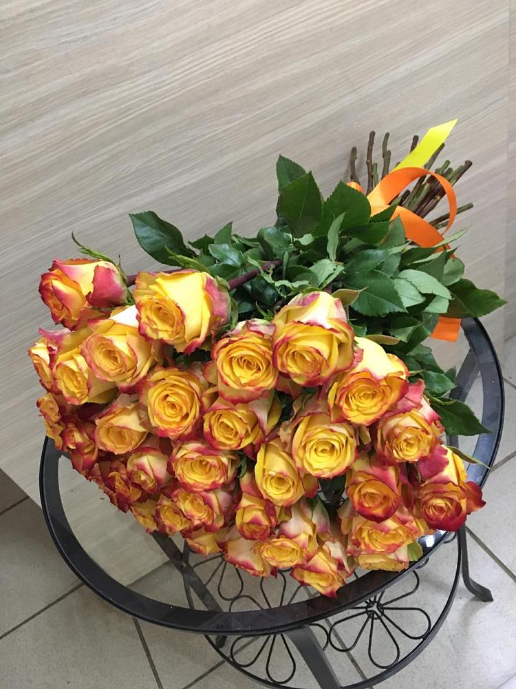 Букет Желтые розы в Черное