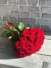 Букет Красные розы Фридом в Черное