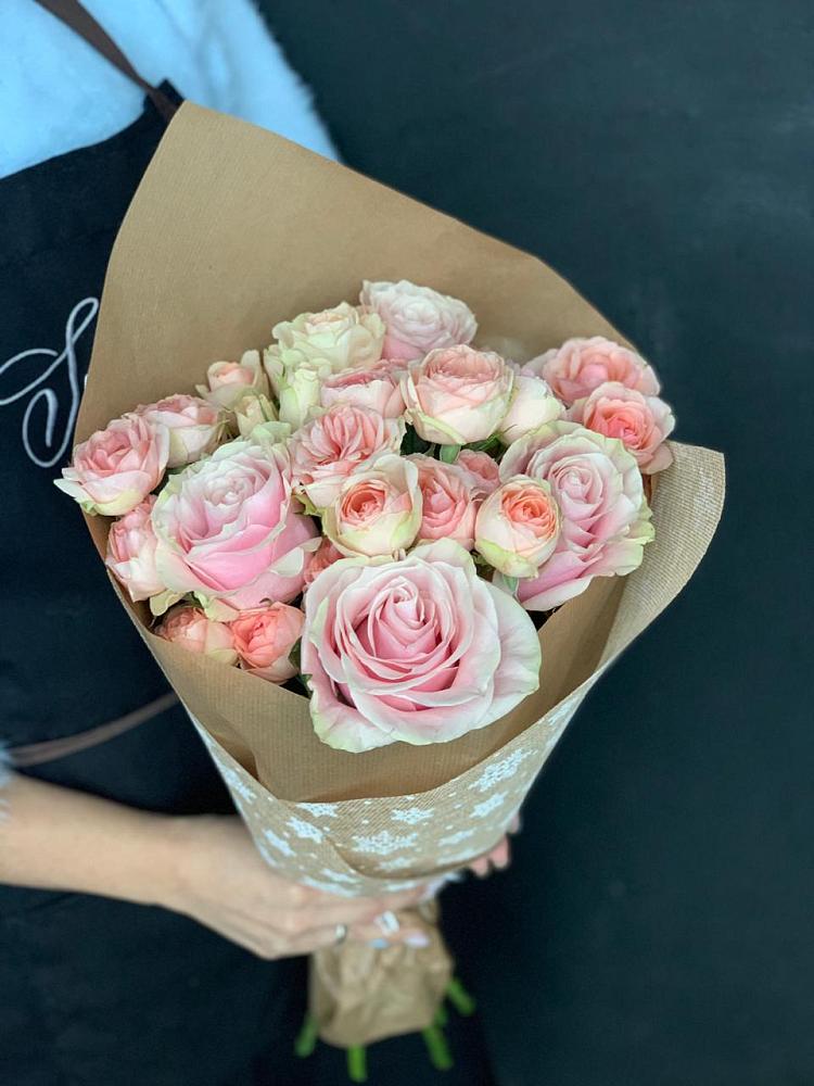 Букет цветов из: Хризантемы и Розы в Черное