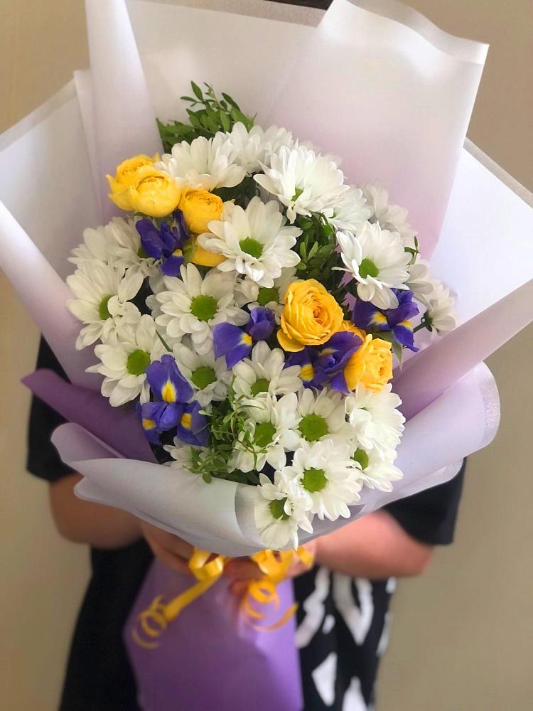 Букет цветов из: Ирисы, Хризантемы и Розы в Черное