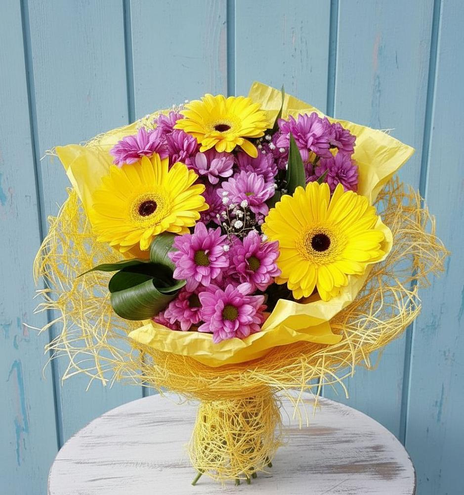 Букет цветов из: Хризантемы и Герберы в Черное