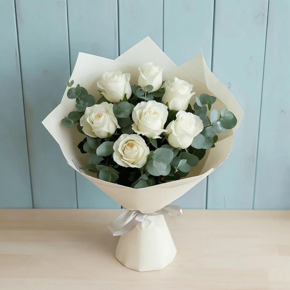 Букет Белые розы в Эвкалипте в Черное
