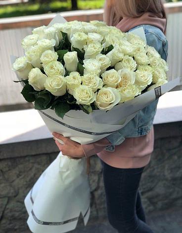 Букет 35 Белых роз в Черное