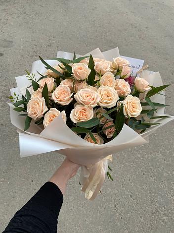 Букет Кремовые розы Латте в Черное