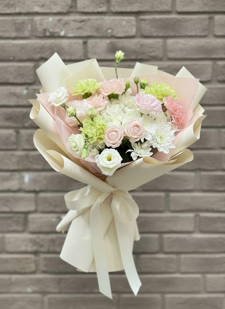 Букет цветов из: Гвоздики, Розы, Лизиантусы и Хризантемы в Черное