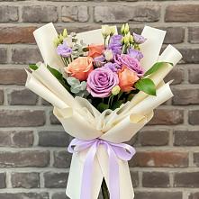 Букет цветов из:  Лизиантусы и Розы в Черное