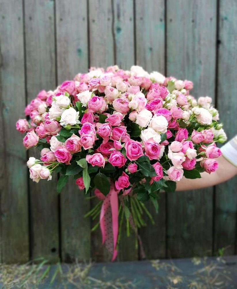 Букет Розовые кустовые розы Натали и Лав Лидия в Черное