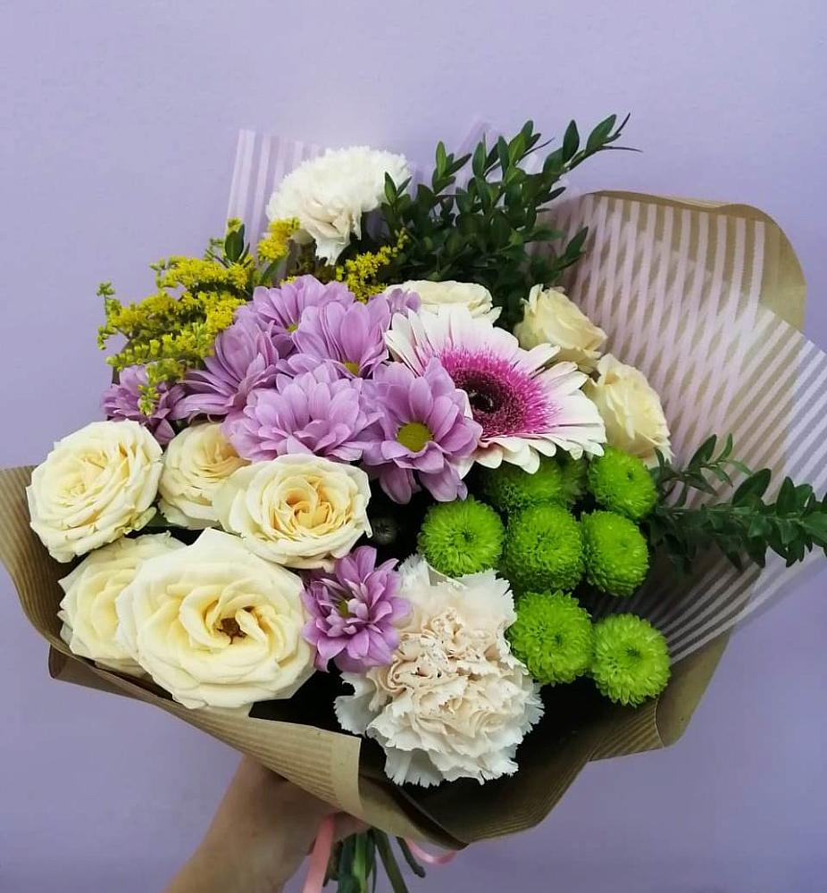 Букет цветов из: Хризантемы, Розы, Гвоздики и Герберы в Черное