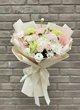 Букет цветов из:  Гвоздики, Розы, Лизиантусы и Хризантемы в Черное