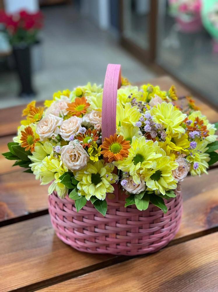 Цветочная композиция из Хризантемы и Розы в корзине в Черное