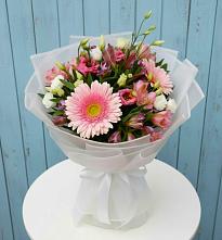 Букет цветов из:  Герберы, Альстромерии и Лизиантусы #REPLACE_PRED# Черное