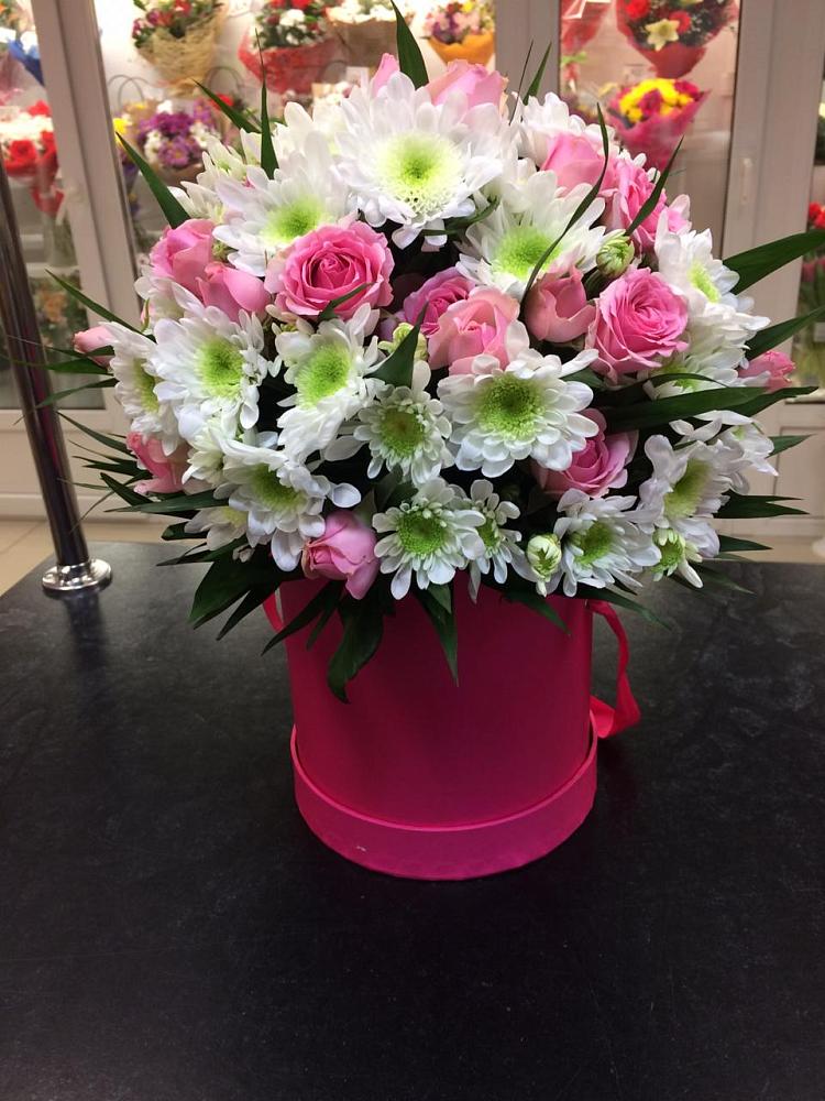 Цветочная композиция из Розы и Хризантемы в шляпной коробке в Черное