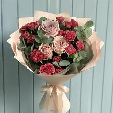 Букет цветов из:  Гвоздики и Розы в Черное