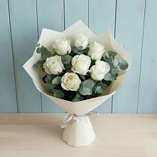 Букет Белые розы в Эвкалипте в Черное