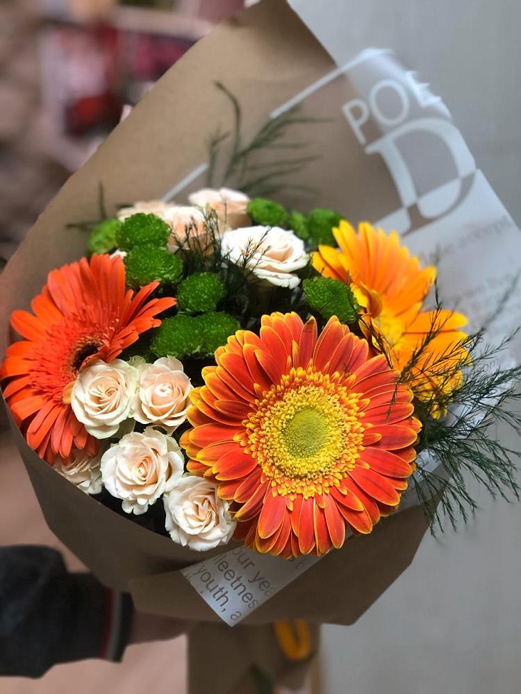 Букет цветов из: Герберы, Хризантемы и Розы в Черное