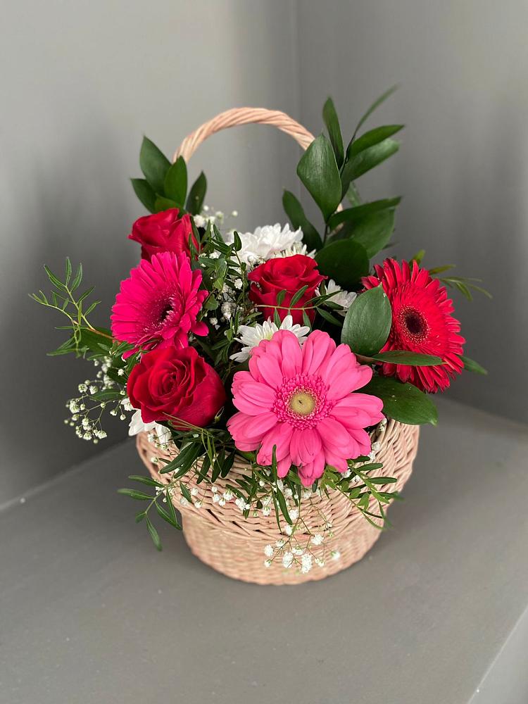 Цветочная композиция из Розы, Хризантемы и Герберы в корзине в Черное