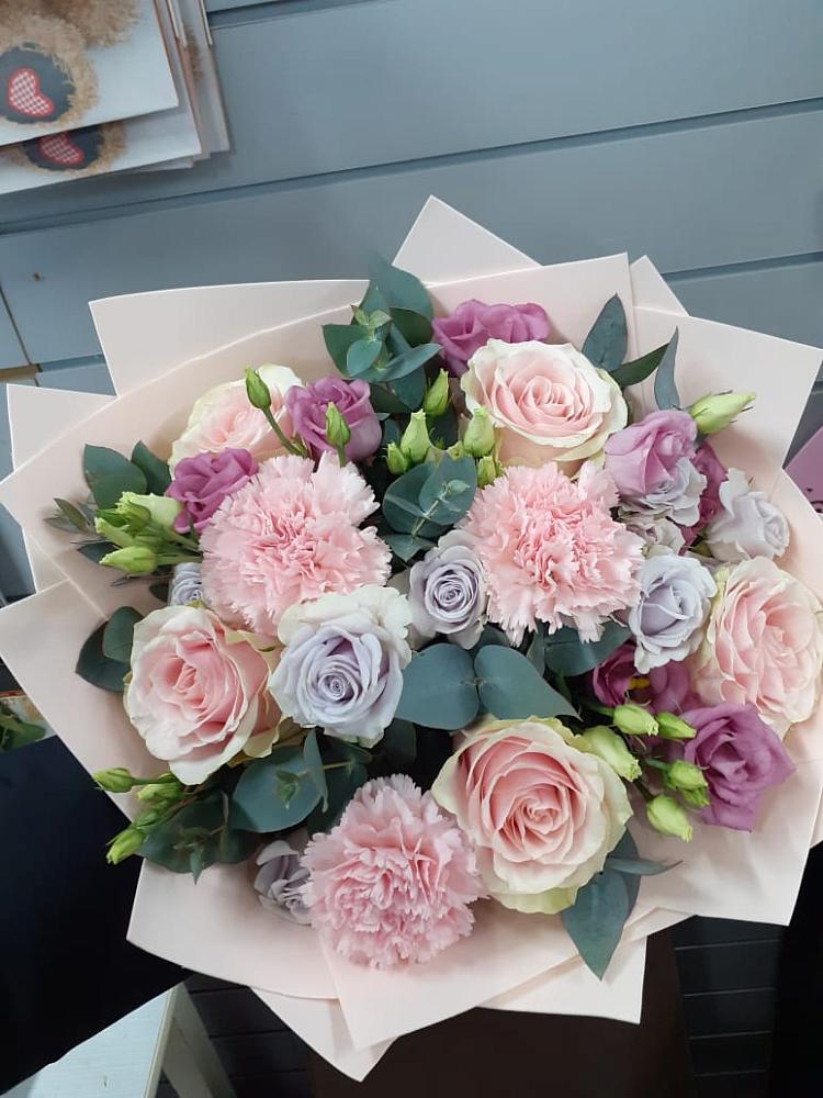 Букет цветов из: Розы, Гвоздики и Лизиантусы в Черное